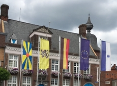 Donkere wolken pakken samen boven het gemeentehuis (foto gavamec 20 juli 2017)