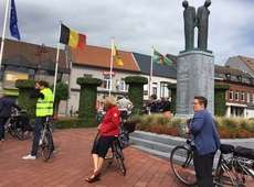 Fietsers verzamelen op de markt voor een tochtje