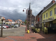 Zware wolken boven de markt