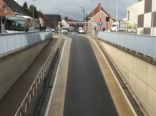 Voor meer veiligheid van de fietsers vernieuwt men de suggestiestroken