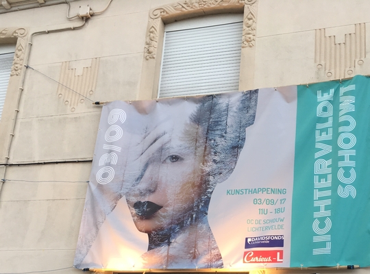 Lichtervelde Schouwt 2017 - zondag 3 september Spandoek aan een gevel in de Marktstraat met publiciteit voor Lichtervelde Schouwt, 2e editie 2017