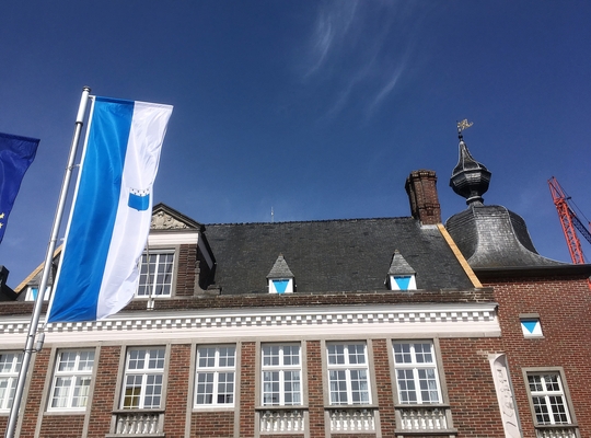 Vlaggen en vendels aan het gemeentehuis Nieuwe vlaggen aan het gemeentehuis op 7 april 2018