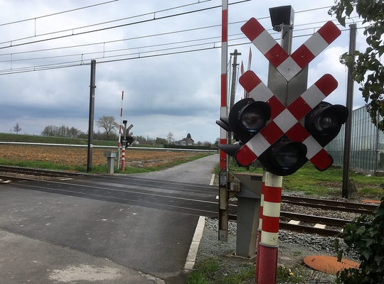 Spoor aan de Duifhoekstraat De spoorovergang aan de Duifhoekstraat op zondag 15 april rond 15 u