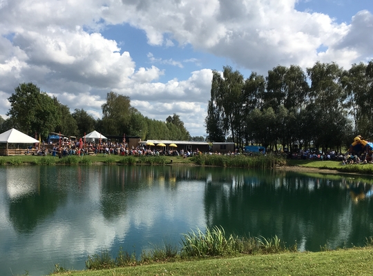 De zomerse pleisterplaats in Lichtervelde: Papes putten en het vijverkaffee Ook op zondag 20 augustus, de laatste dag van de editie 2017 was er veel volk op het vijverkaffee